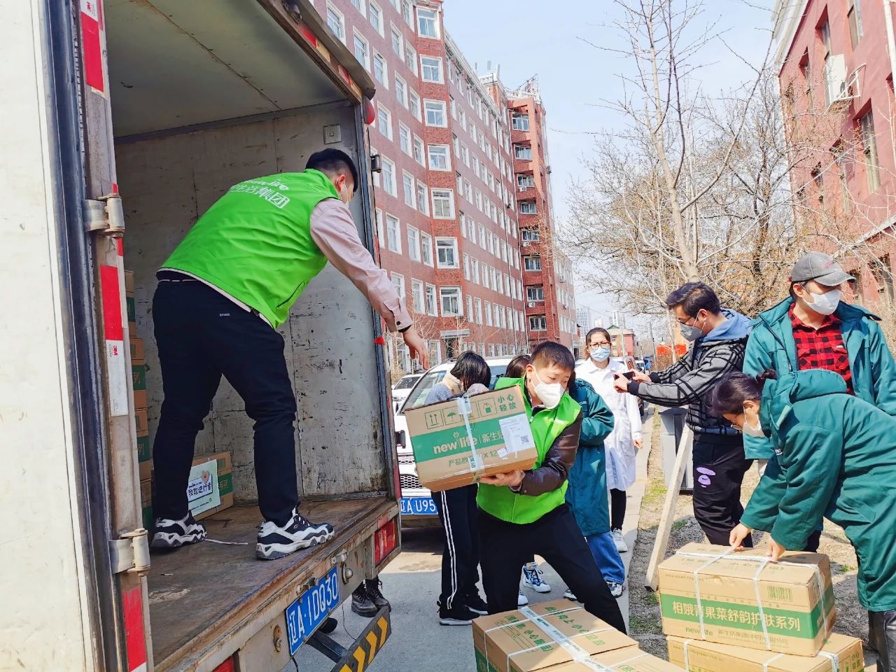 新生活_新生活集團(tuán)_新生活化妝品_抗疫_(dá)華易基金會(huì)_暖心健康呵護(hù)包